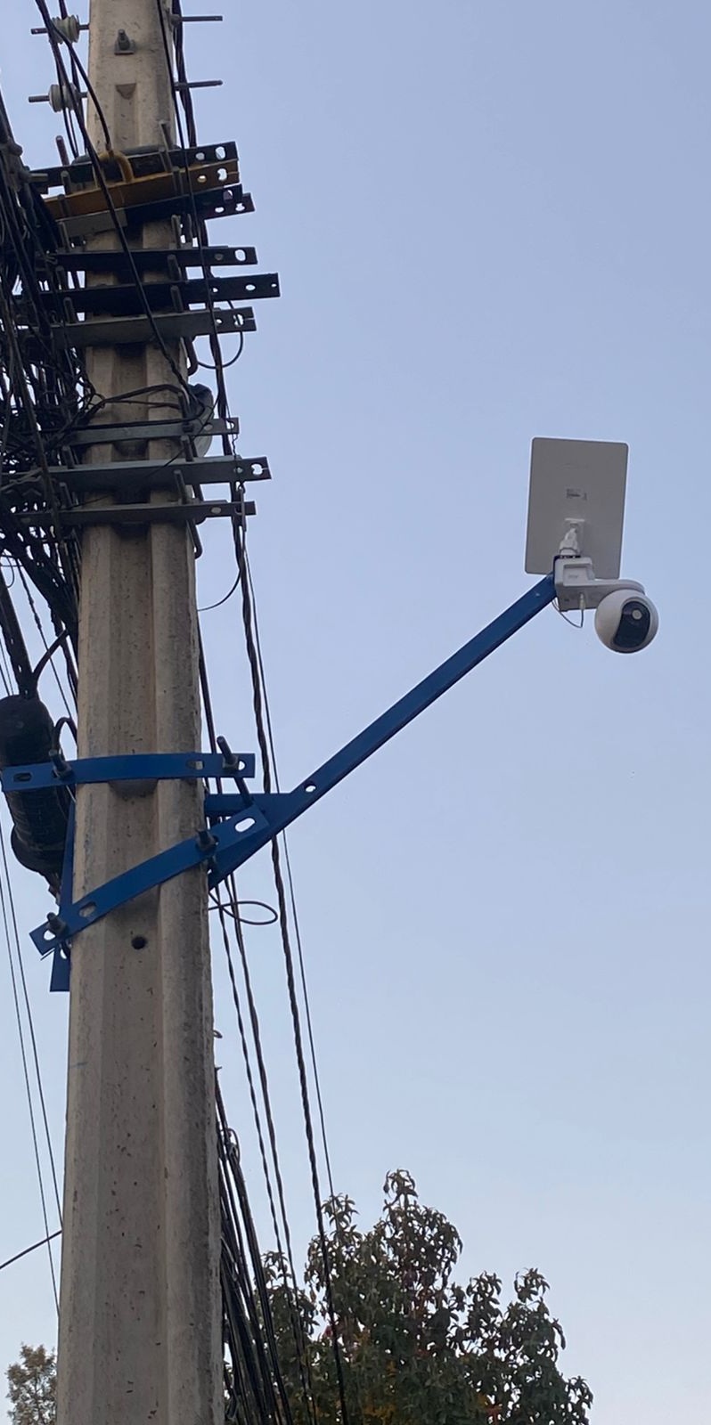 Cámara de medición de tránsito instalada en un poste, sostenida por un brazo metálico azul
